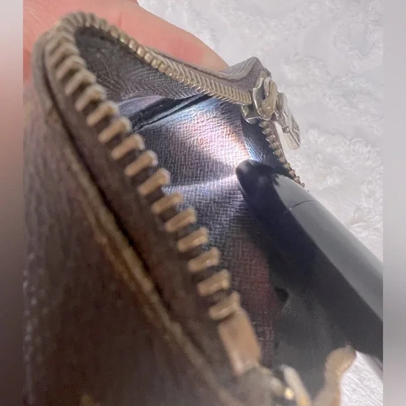 LOUIS VUITTON • MONOGRAM • KEY CLES POUCH - Picture 4 of 8